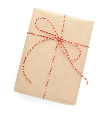 Kraft kağıdına sarılmış beyaz yay ile izole edilmiş, üst görünüm