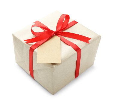 Kraft kağıdına sarılı bir hediye, yay ve kart beyaza izole edilmiş.