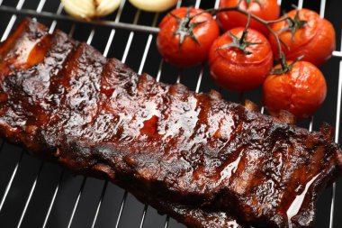 Izgarada domatesli domuz pirzolası, yakın plan.