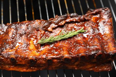 Biberiyeli domuz pirzolası, yakın plan.