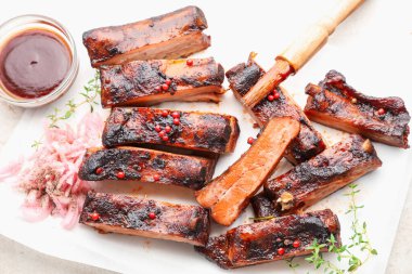 Lezzetli domuz pirzolası, kekik, soğan, sos ve fırça.