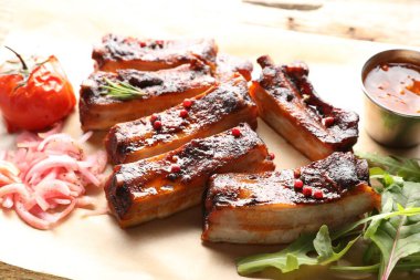 Lezzetli domuz pirzolası, sos, roka ve soğan.