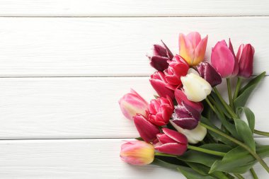 Beyaz ahşap zemin üzerinde güzel laleler, üst manzara