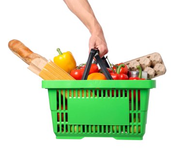 Beyaz arka planda farklı ürünleri olan alışveriş sepeti tutan adam, yakın plan.