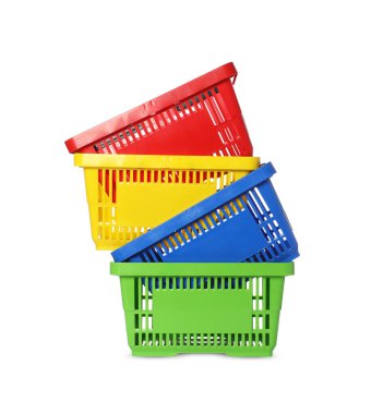 Beyaza izole edilmiş renkli alışveriş sepetleri yığını