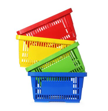 Beyaza izole edilmiş renkli alışveriş sepetleri yığını