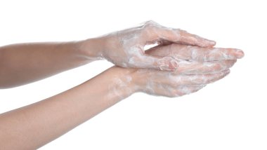 Beyaz arka planda sabunla ellerini yıkayan kadın, yakın plan.