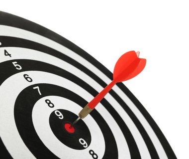 Hedef alınıyor. Dart tahtası beyaz üzerine izole edilmiş ok ile