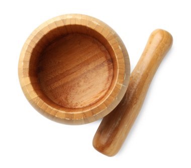 Kabuklu ahşap havan topu beyaz üzerine izole, üst manzara