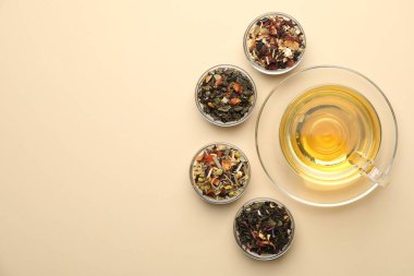 Cam fincanda nefis bitki çayı ve bej arka planda kuru yapraklar, düz yatak. Metin için boşluk