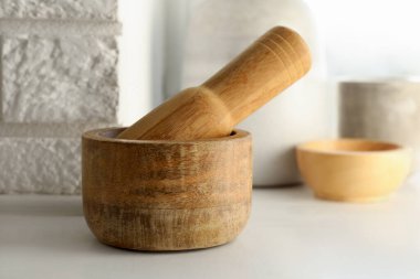 Beyaz masa üzerinde ahşap havan ve tokmak yakın çekim