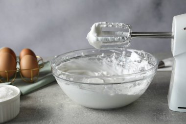 El çırpıcı ve krem şanti gri desenli masada, yakın plan.