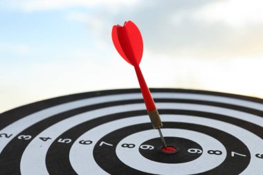Hedef alınıyor. Dart tahtası ve açık havada ok, yakın plan.