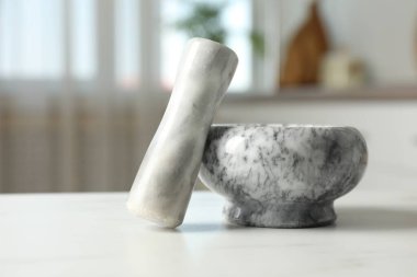 Havan topu ve tokmak beyaz mermer masa üzerinde mutfak, yakın çekim