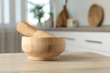 Havan topu ve tokmak mutfak ahşap masa, yakın çekim. Metin için boşluk