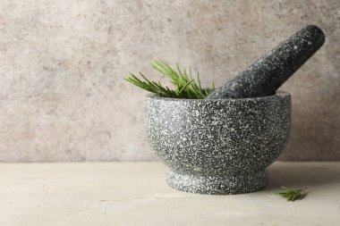 Biberiyeli taş havan topu ve ışıklı masa, yakın plan. Metin için boşluk