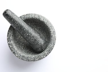 Beyaz arka planda taş havan ve tokmak, üst manzara. Metin için boşluk