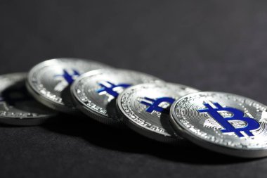 Kripto para birimi. Gri arkaplanda gümüş paralar, yakın plan