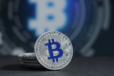 Kripto para birimi. Gri masada gümüş paralar, yakın plan.