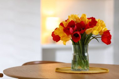 İçerideki ahşap masada vazodaki güzel laleler. Metin için boşluk
