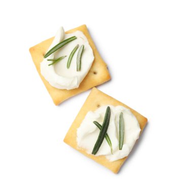 Krem peynirli ve biberiyeli leziz krakerler beyaza izole edilmiş.