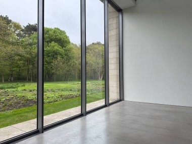 Panoramik pencereli ve gri zeminli boş oda