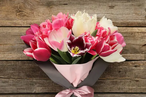 Ahşap arka planda güzel laleler, üst manzara.