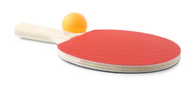 Ping pong raketi ve topu beyaza izole edilmiş.