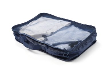 Beyaz üzerine katlanmış giysileri olan bir paket küpü.