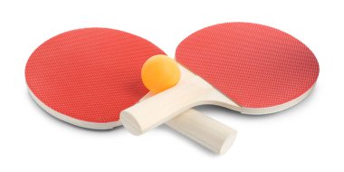 Ping pong raketleri ve topu beyaza izole edilmiş.