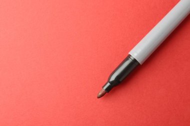 Kırmızı arkaplanda bir renk işareti, üst görünümde. Metin için boşluk