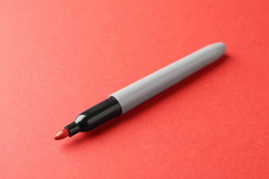 Kırmızı arkaplanda bir renk işareti, yakın plan. Metin için boşluk