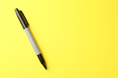 Sarı arka planda bir siyah işaret, üst manzara. Metin için boşluk