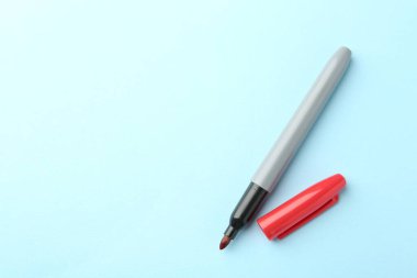 Açık mavi arka planda bir kırmızı işaret, üst manzara. Metin için boşluk