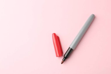 Açık pembe arka planda bir kırmızı işaret, üst manzara. Metin için boşluk