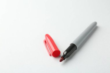 Arka planda kırmızı bir işaret, yakın plan. Metin için boşluk