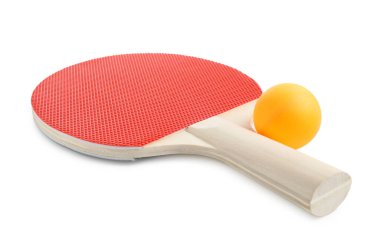 Ping pong raketi ve topu beyaza izole edilmiş.