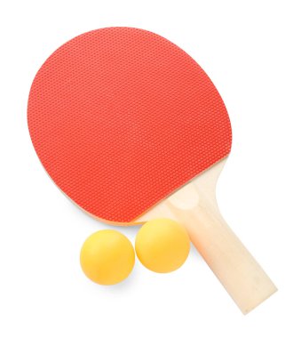 Masa tenisi raketi ve toplar beyaz, üst görünümde izole