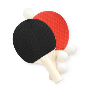 Masa tenisi raketleri ve toplar beyaz, üst görünümde izole