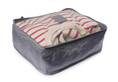 Beyaz üzerine katlanmış giysileri olan paketleme küpü