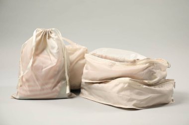 Açık gri arkaplanda giysileri olan küpler paketleniyor