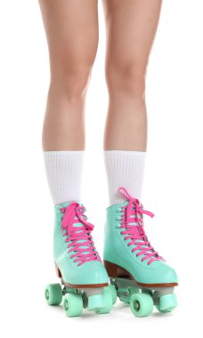 Beyaz arka planda patenli kadın, yakın plan.