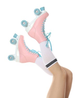 Beyaz arka planda patenli kadın, yakın plan.