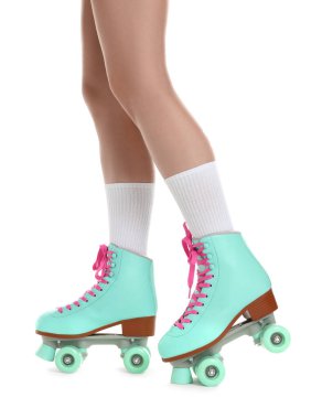 Beyaz arka planda patenli kadın, yakın plan.