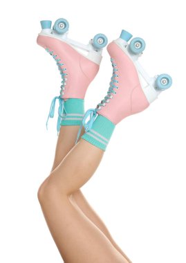 Beyaz arka planda patenli kadın, yakın plan.