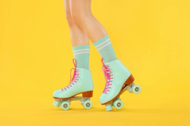 Turuncu arka planda patenli kadın, yakın plan.