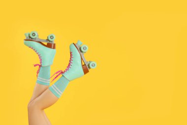 Turuncu arka planda patenli bir kadın, yakın plan. Metin için boşluk