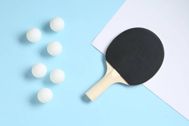 Renkli arka planda pinpon raketi ve topları düz yatıyordu.