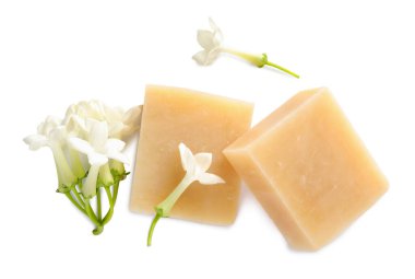 Sabun çubukları ve yasemin çiçekleri beyaz, üst görünümde izole