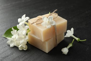 Siyah masada sabun ve yasemin çiçekleri, yakın plan.